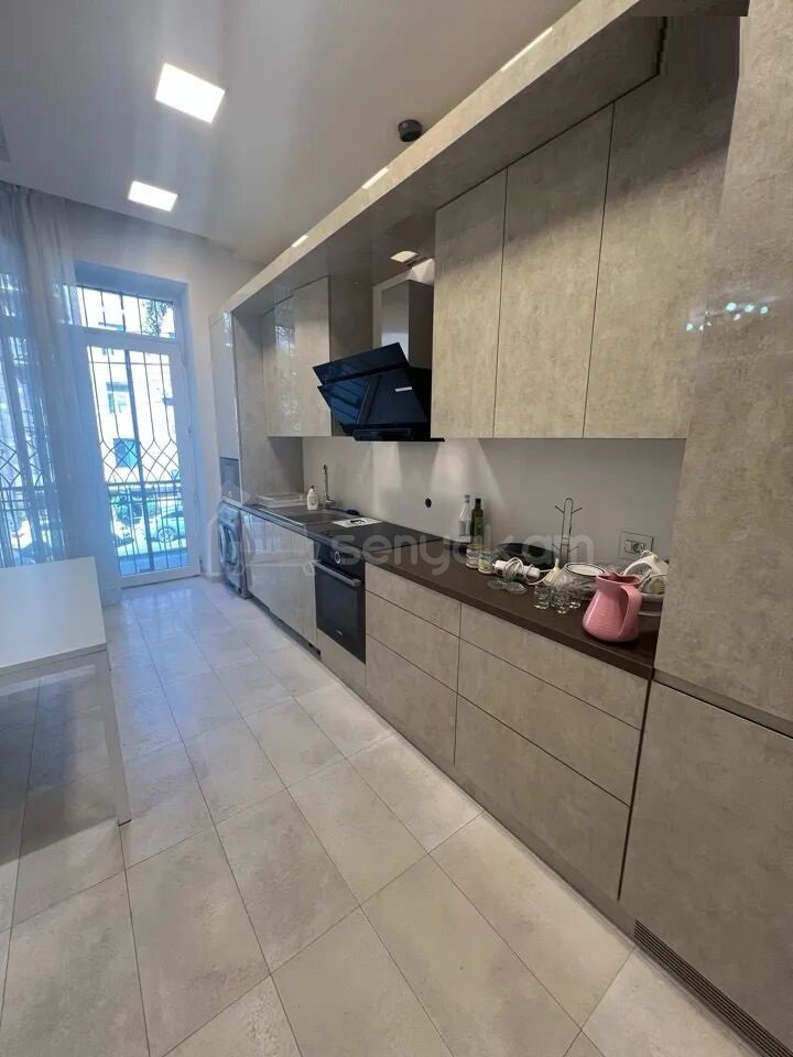 3 Սենյականոց Բնակարան Քարե Շենքում, 107քմ, 2/5 հարկ, Դիզայներական Վերանորոգված