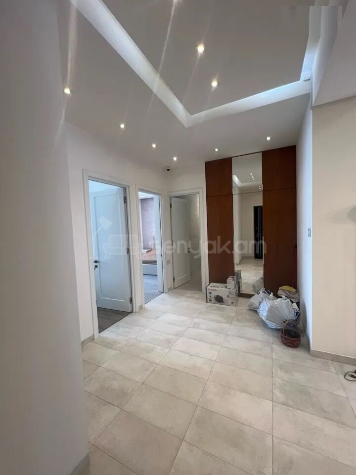 3 Սենյականոց Բնակարան Քարե Շենքում, 107քմ, 2/5 հարկ, Դիզայներական Վերանորոգված