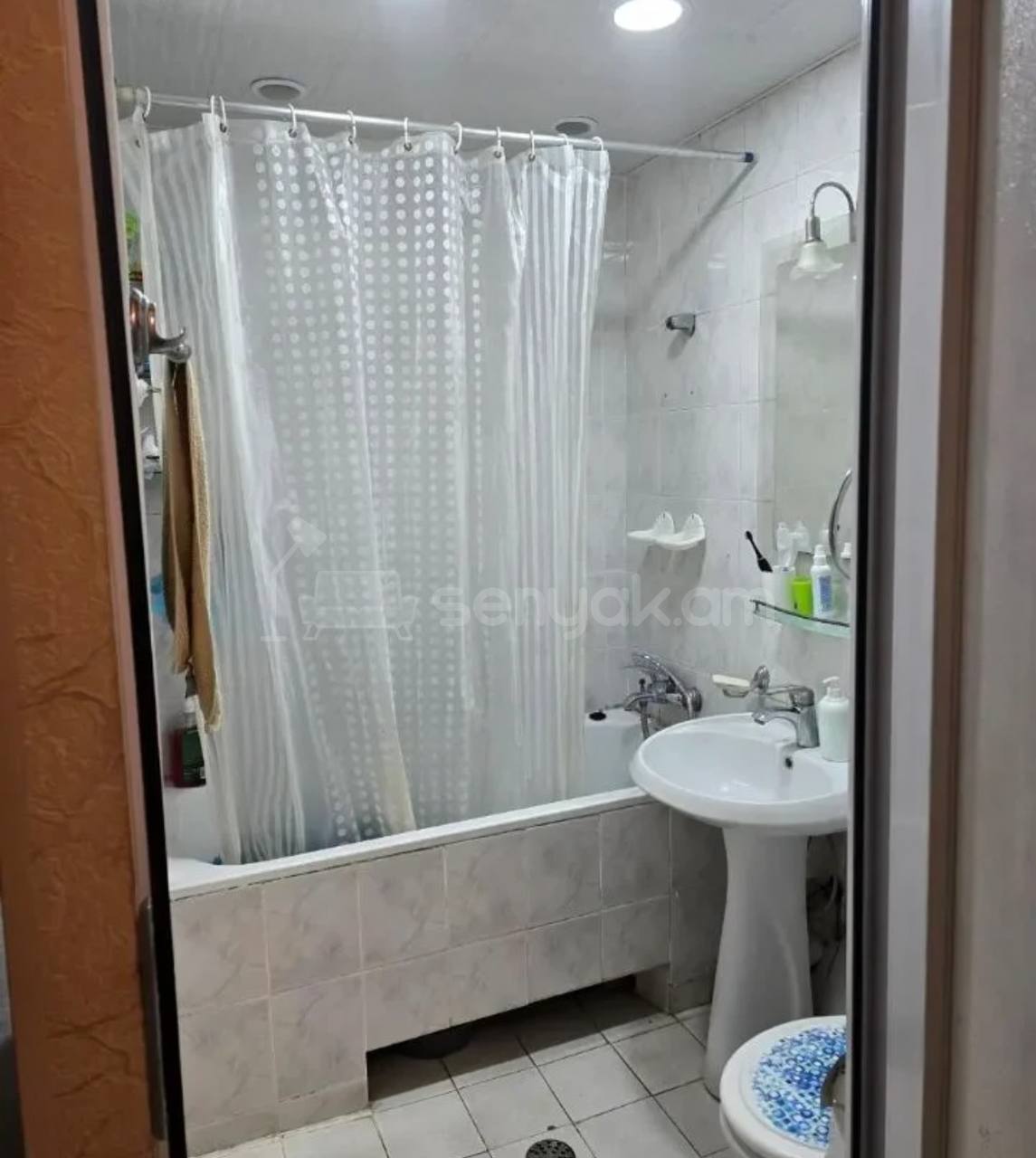 3 Սենյականոց Բնակարան Քարե Շենքում, 77քմ, 4/4 հարկ, Նորմալ Վիճակում