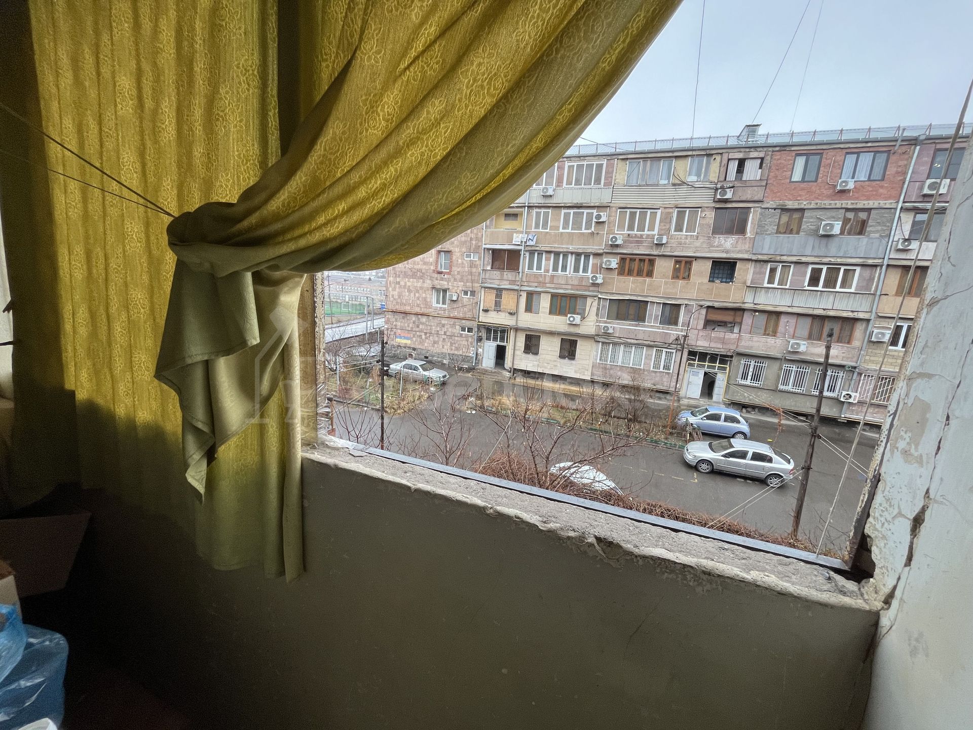 3 Սենյականոց Բնակարան Քարե Շենքում, 85քմ, 3/5 հարկ, Պետական Վիճակում