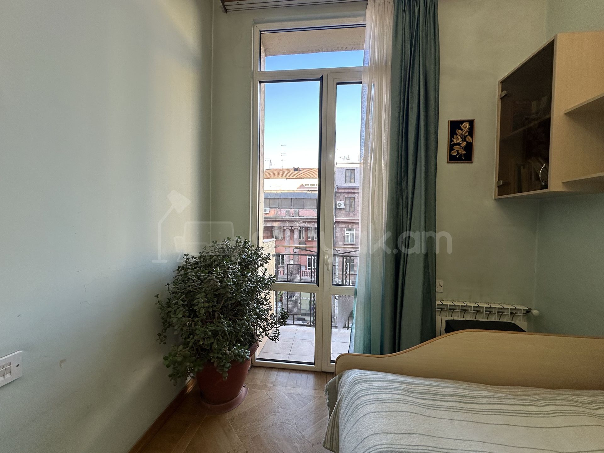 4 Սենյականոց Բնակարան Քարե Շենքում, 130քմ, 4/7 հարկ, Կապիտալ Վերանորոգված