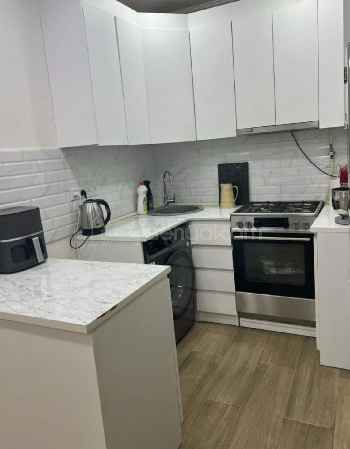 3 Սենյականոց Բնակարան Քարե Շենքում, 60քմ, 4/5 հարկ, Կապիտալ Վերանորոգված, Կահավորված