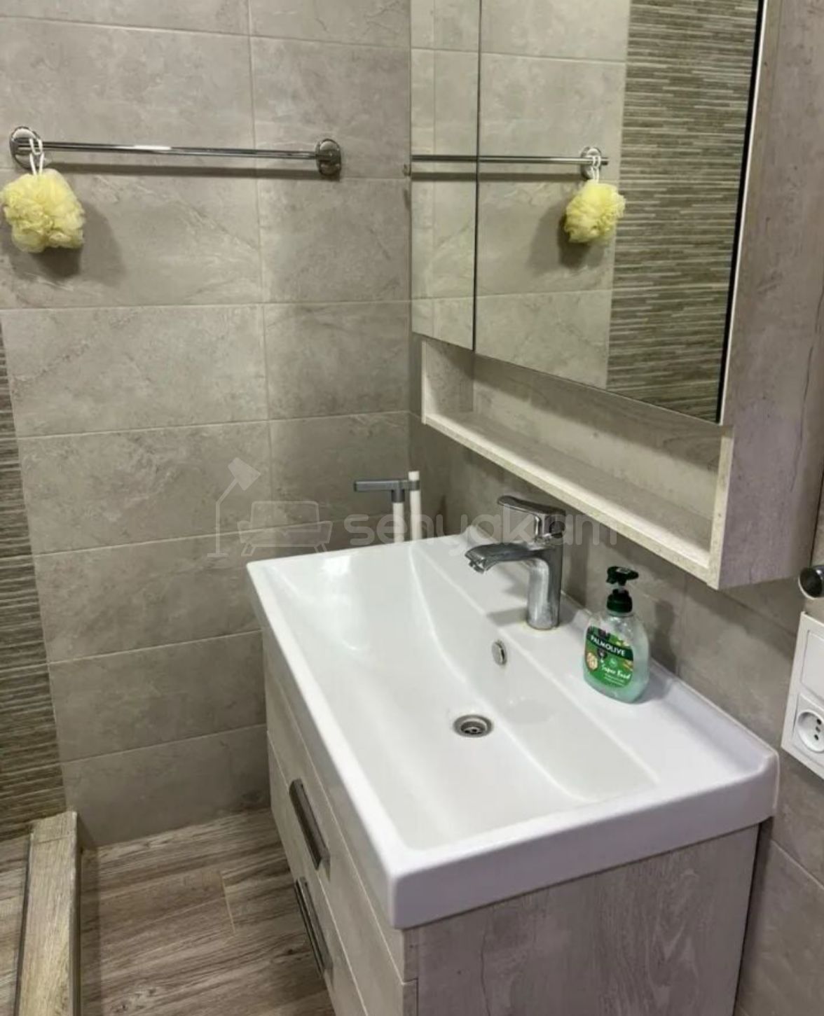 3 Սենյականոց Բնակարան Քարե Շենքում, 60քմ, 4/5 հարկ, Կապիտալ Վերանորոգված, Կահավորված