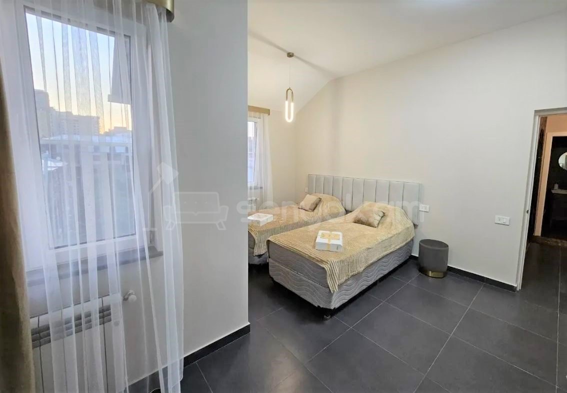 3 Սենյականոց Բնակարան Քարե Շենքում, 101քմ, 5/5 հարկ, Դիզայներական Վերանորոգված, Կահավորված, Արևկող