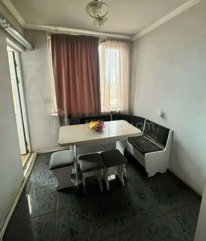 3 Սենյականոց Բնակարան Քարե Շենքում, 75քմ, 5/5 հարկ, Նորմալ Վիճակում, Կահավորված, Արևկող