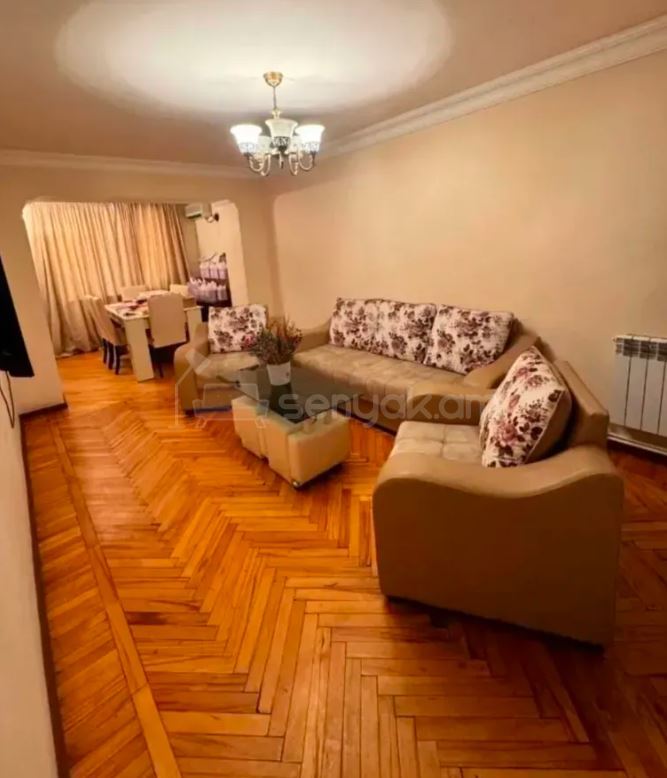 3 Սենյականոց Բնակարան Քարե Շենքում, 75քմ, 5/5 հարկ, Նորմալ Վիճակում, Կահավորված, Արևկող