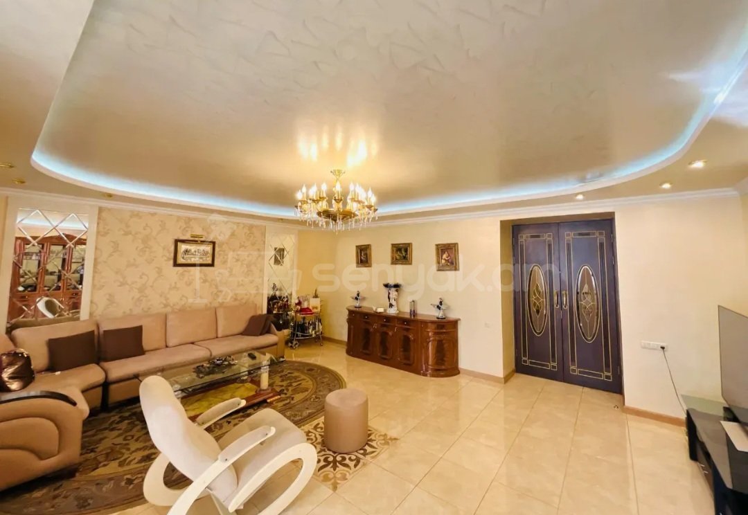 6 Սենյականոց Բնակարան Քարե Շենքում, 193քմ, 5/5 հարկ, Դիզայներական Վերանորոգված