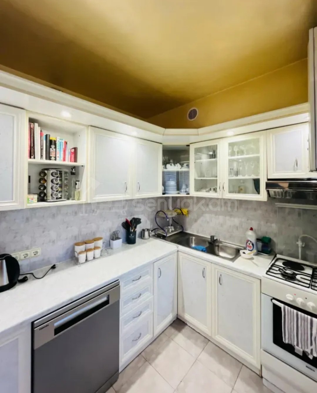 6 Սենյականոց Բնակարան Քարե Շենքում, 193քմ, 5/5 հարկ, Դիզայներական Վերանորոգված