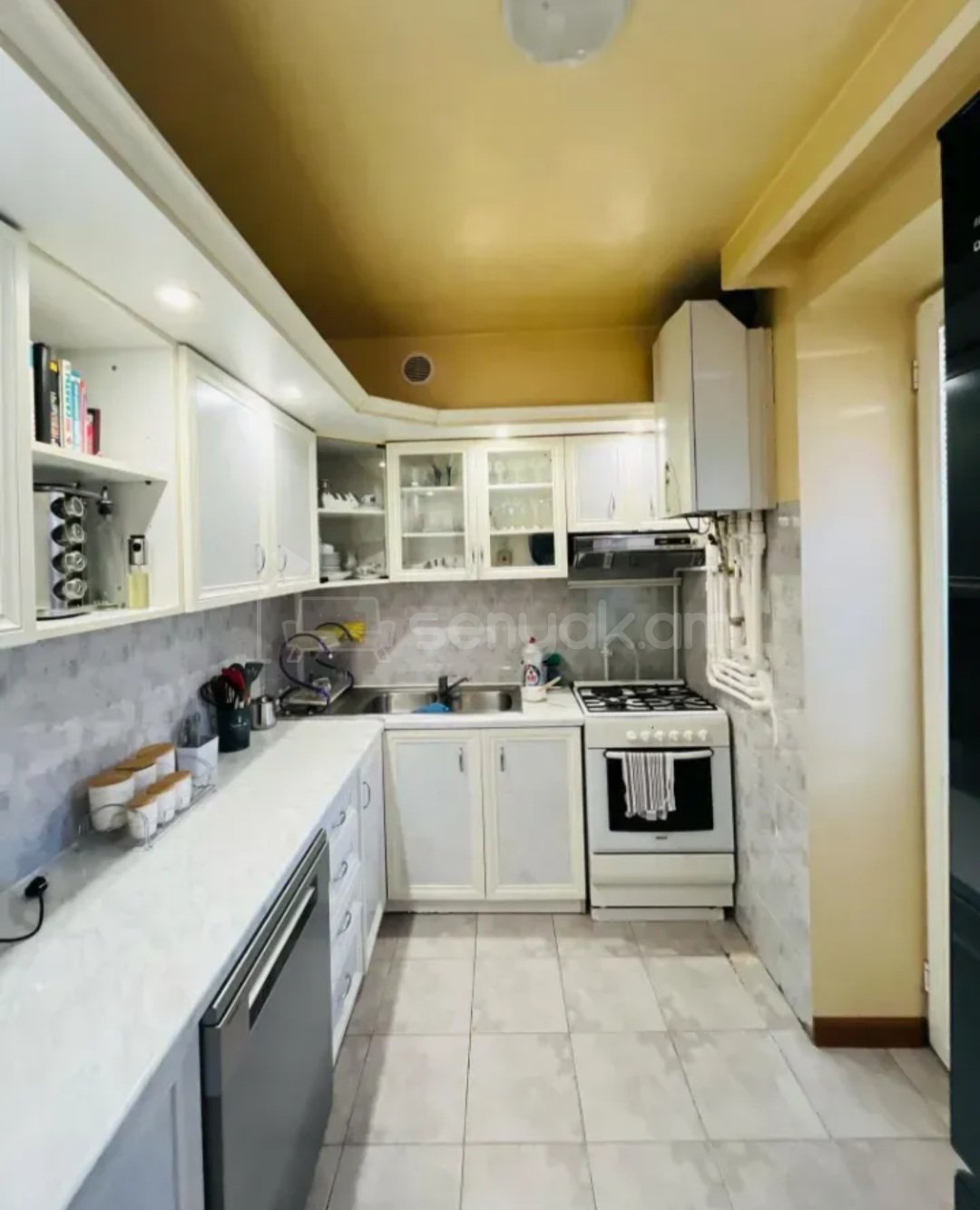 6 Սենյականոց Բնակարան Քարե Շենքում, 193քմ, 5/5 հարկ, Դիզայներական Վերանորոգված