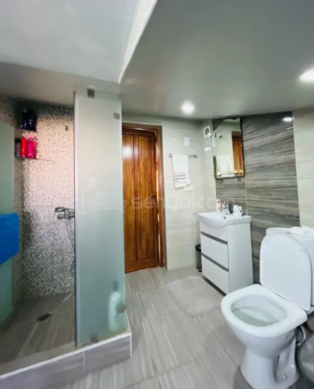 6 Սենյականոց Բնակարան Քարե Շենքում, 193քմ, 5/5 հարկ, Դիզայներական Վերանորոգված