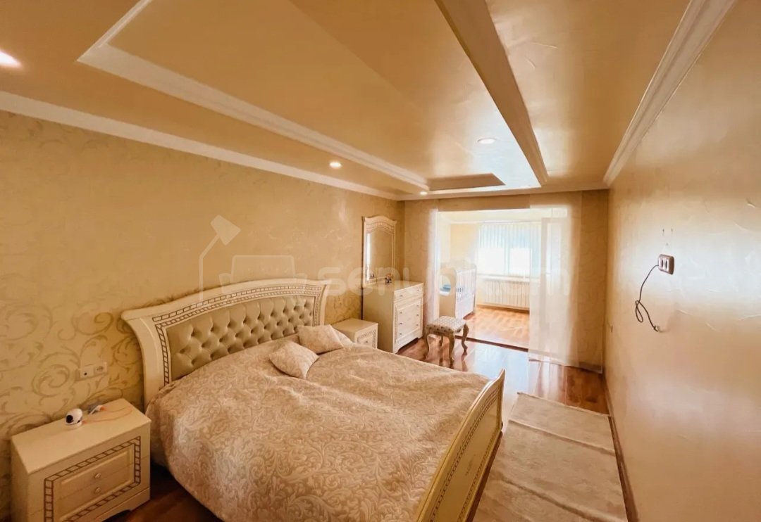 6 Սենյականոց Բնակարան Քարե Շենքում, 193քմ, 5/5 հարկ, Դիզայներական Վերանորոգված