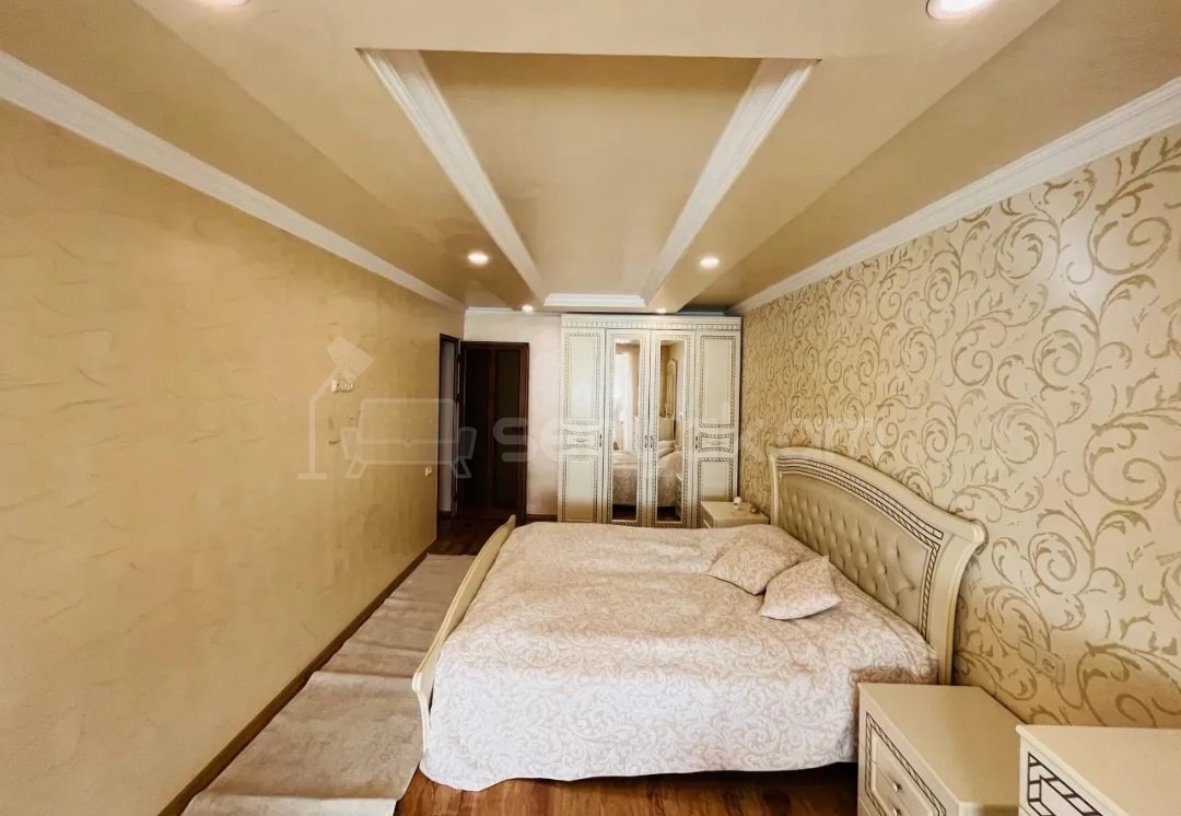 6 Սենյականոց Բնակարան Քարե Շենքում, 193քմ, 5/5 հարկ, Դիզայներական Վերանորոգված