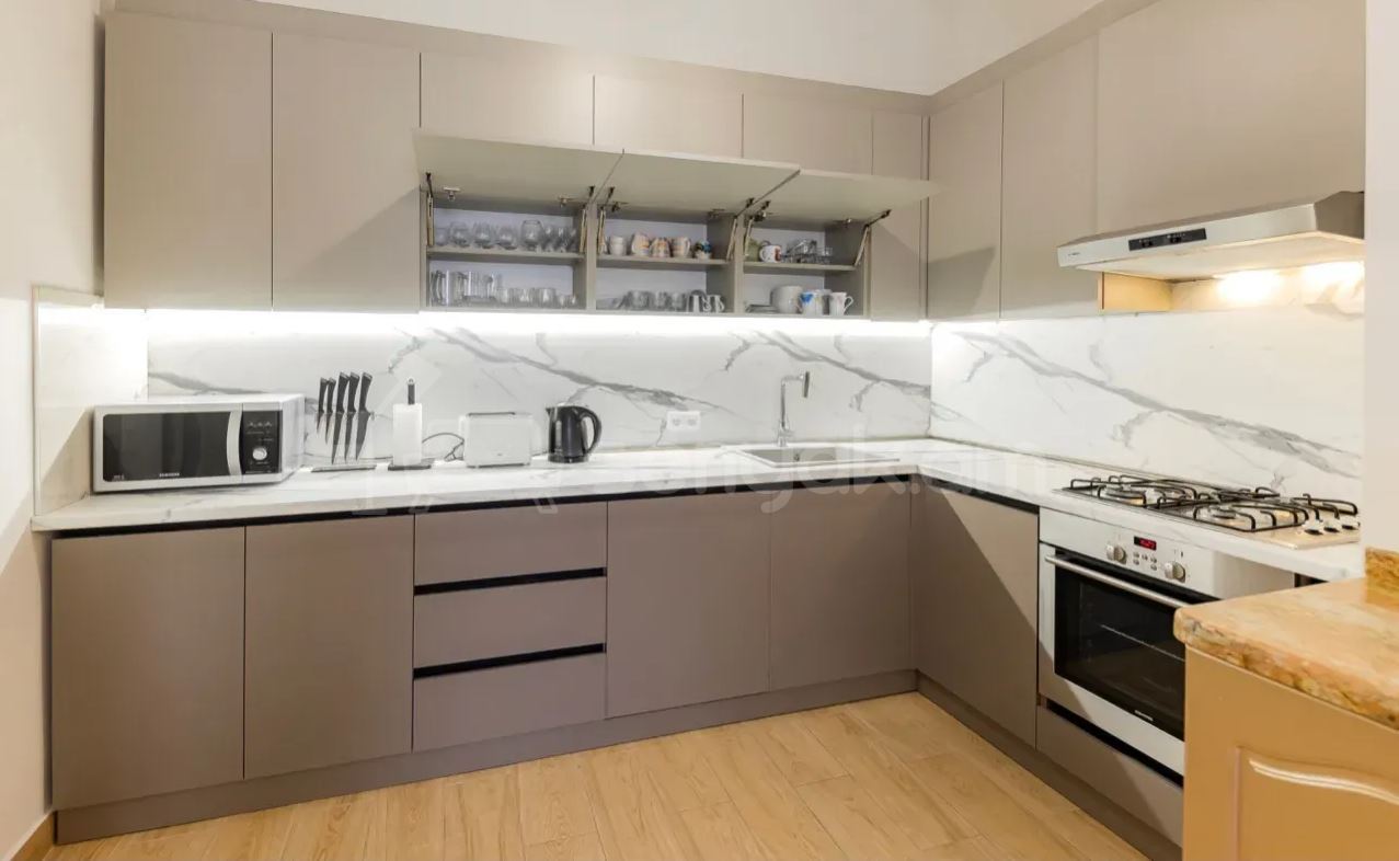 3 Սենյականոց Բնակարան Քարե Շենքում, 94քմ, 2/5 հարկ, Կապիտալ Վերանորոգված