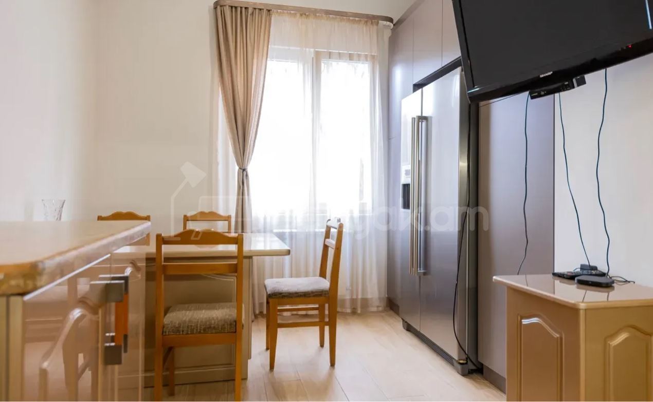 3 Սենյականոց Բնակարան Քարե Շենքում, 94քմ, 2/5 հարկ, Կապիտալ Վերանորոգված