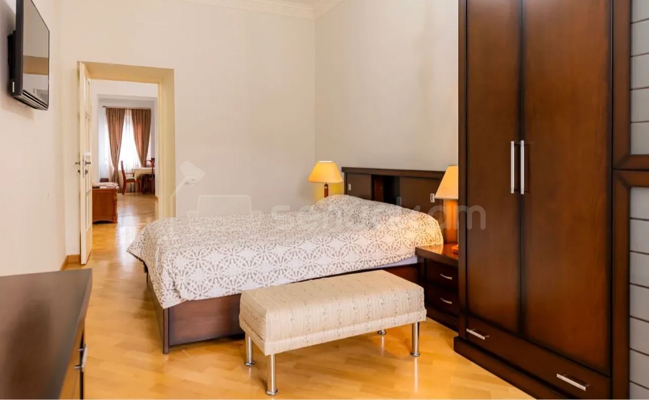 3 Սենյականոց Բնակարան Քարե Շենքում, 94քմ, 2/5 հարկ, Կապիտալ Վերանորոգված