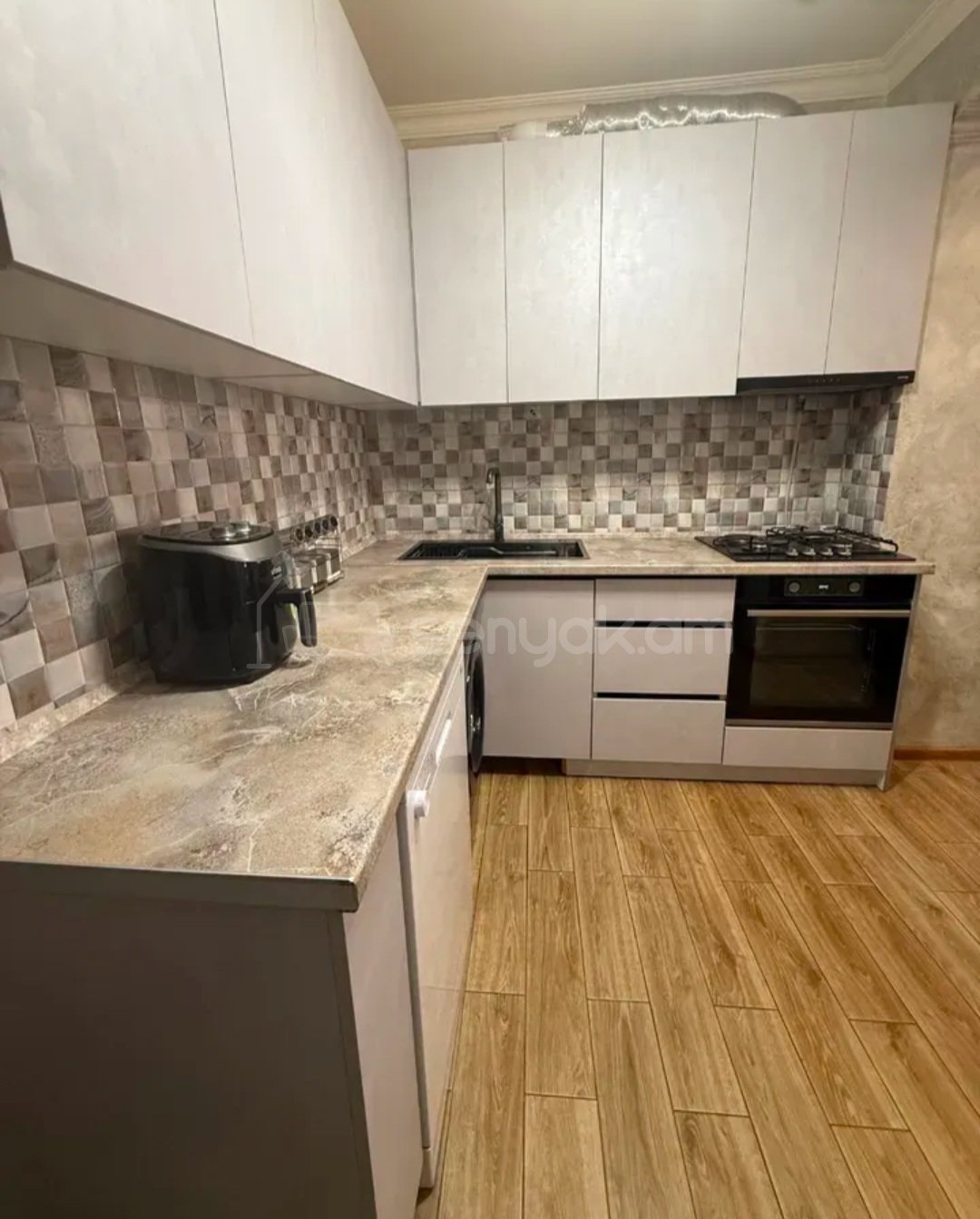 3 Սենյականոց Բնակարան Քարե Շենքում, 65քմ, 5/5 հարկ, Կապիտալ Վերանորոգված