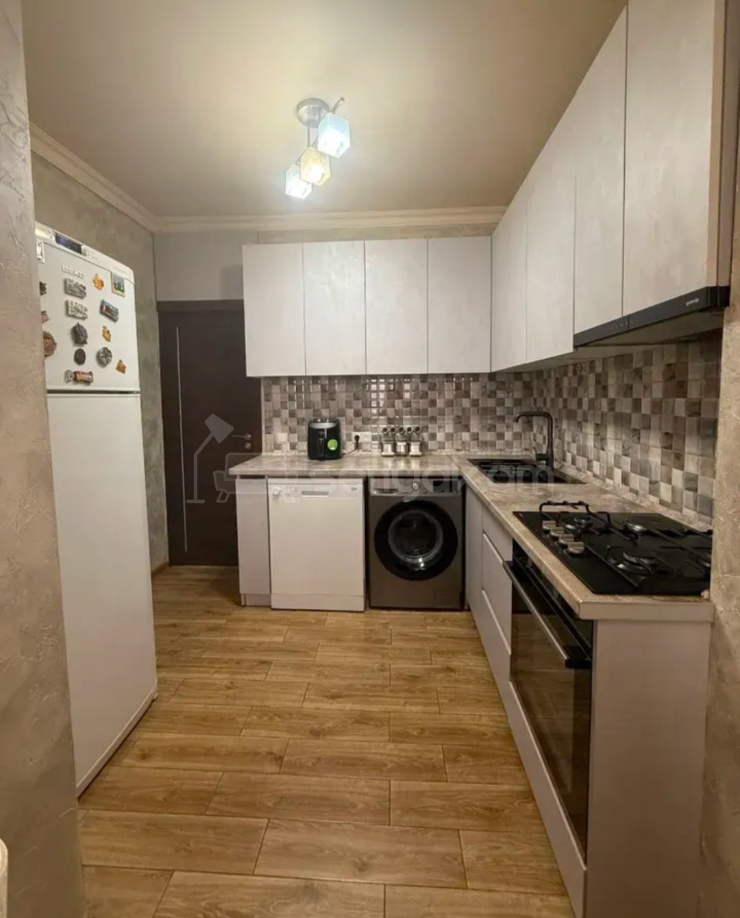 3 Սենյականոց Բնակարան Քարե Շենքում, 65քմ, 5/5 հարկ, Կապիտալ Վերանորոգված