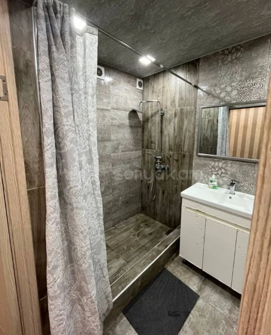 3 Սենյականոց Բնակարան Քարե Շենքում, 70քմ, 2/5 հարկ, Դիզայներական Վերանորոգված