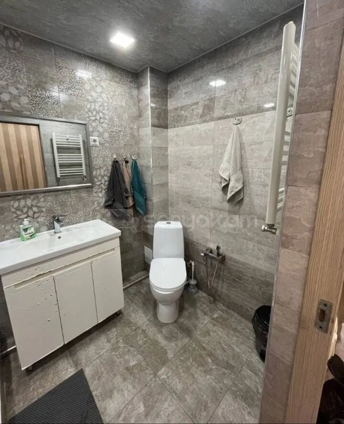 3 Սենյականոց Բնակարան Քարե Շենքում, 70քմ, 2/5 հարկ, Դիզայներական Վերանորոգված