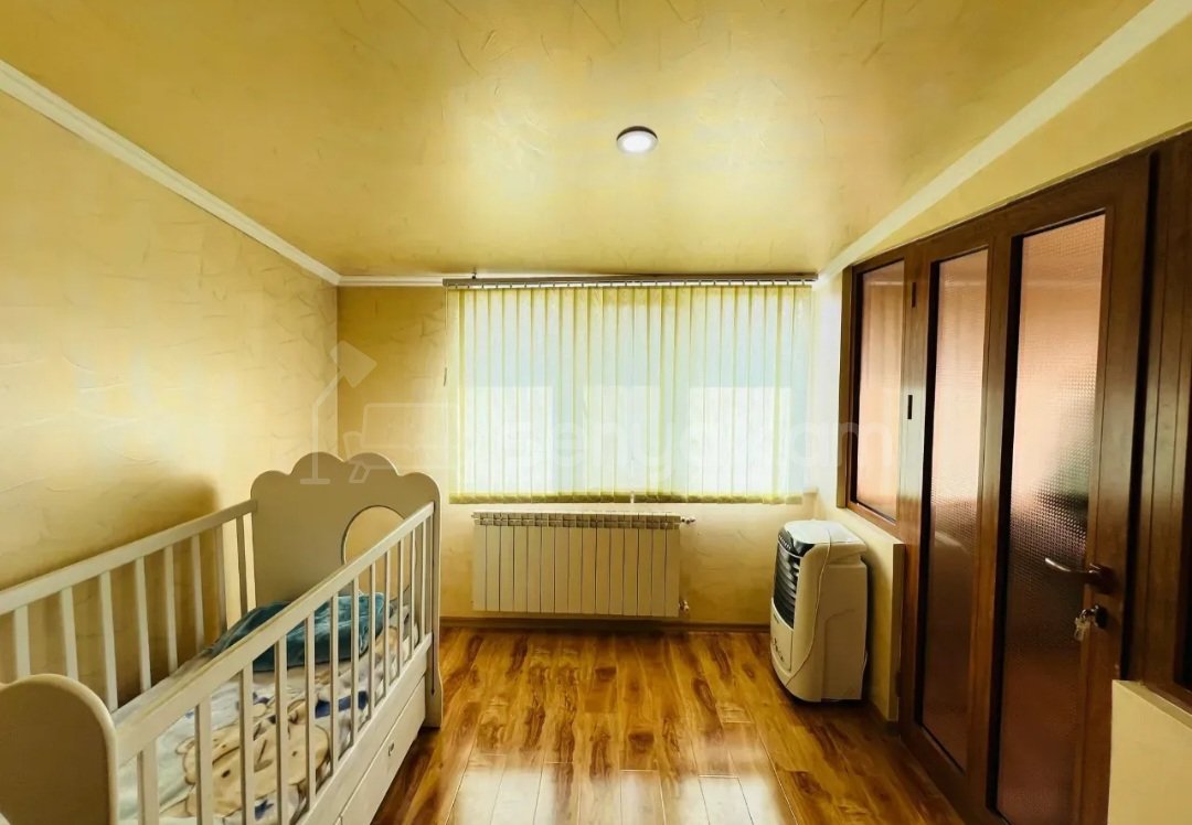 6 Սենյականոց Բնակարան Քարե Շենքում, 193քմ, 5/5 հարկ, Դիզայներական Վերանորոգված