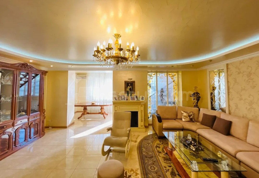 6 Սենյականոց Բնակարան Քարե Շենքում, 193քմ, 5/5 հարկ, Դիզայներական Վերանորոգված