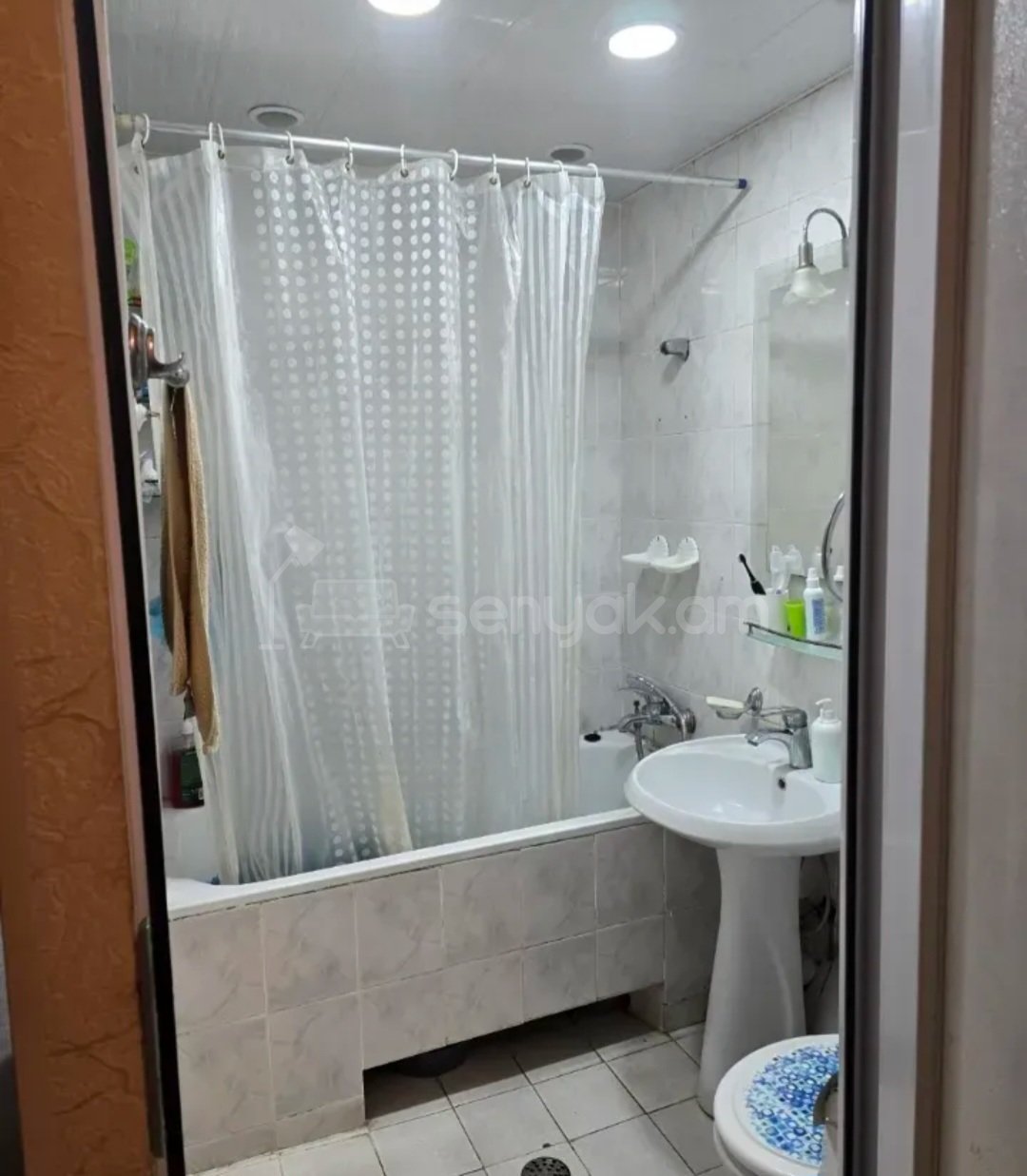 3 Սենյականոց Բնակարան Քարե Շենքում, 77քմ, 4/4 հարկ, Նորմալ Վիճակում