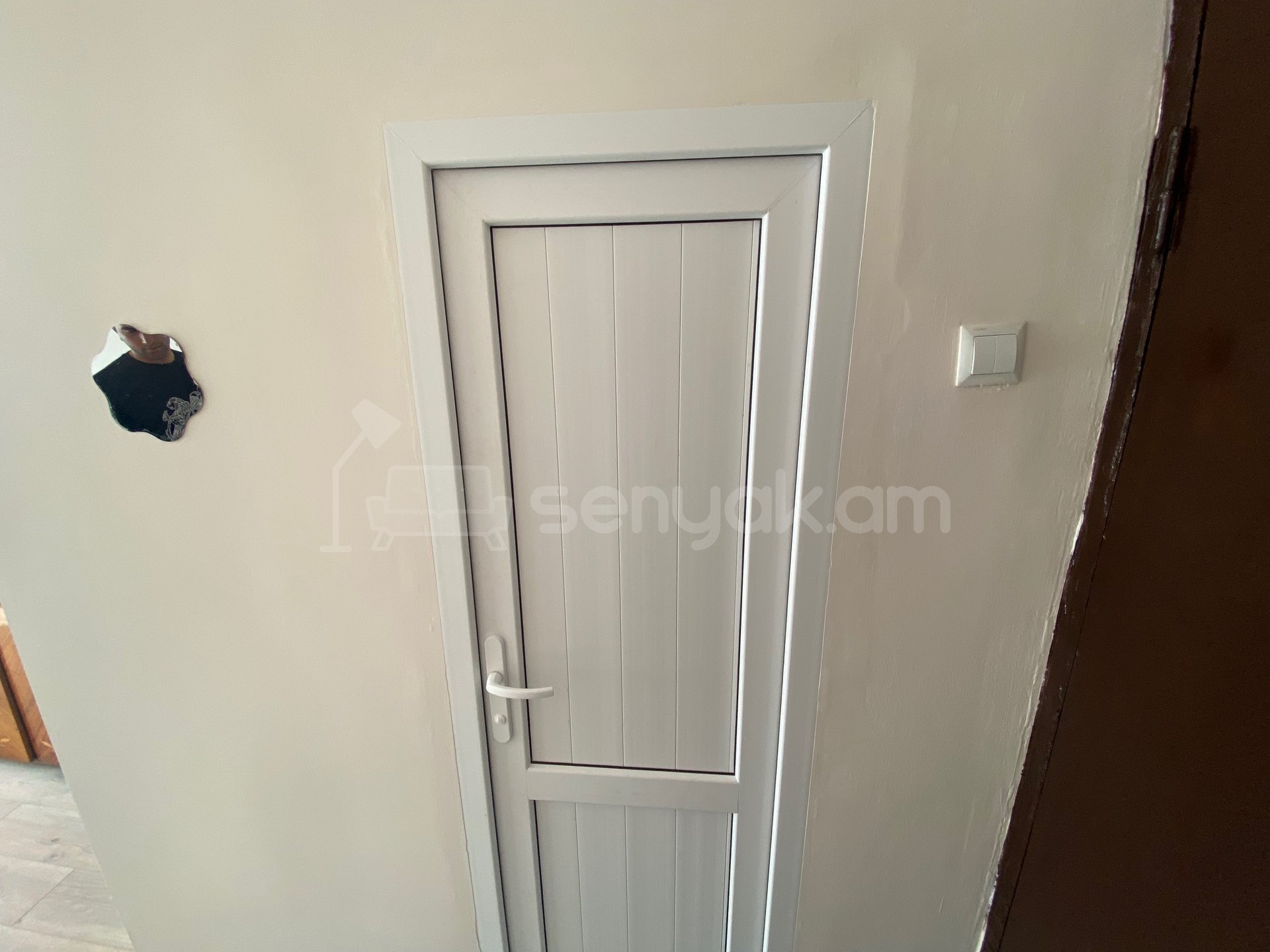 1 Սենյականոց Բնակարան Քարե Շենքում, 18քմ, 4/7 հարկ, Նորմալ Վիճակում, Կահավորված, Արևկող