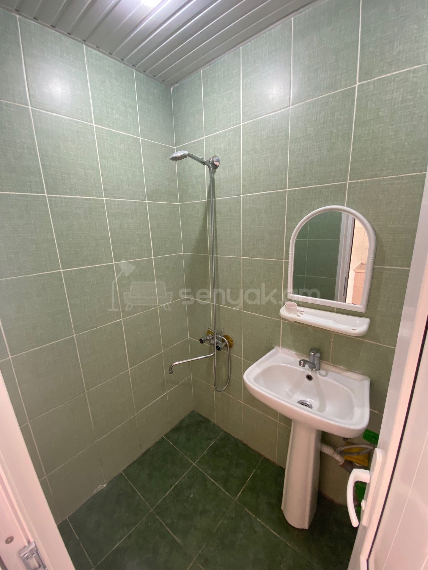 1 Սենյականոց Բնակարան Քարե Շենքում, 18քմ, 4/7 հարկ, Նորմալ Վիճակում, Կահավորված, Արևկող