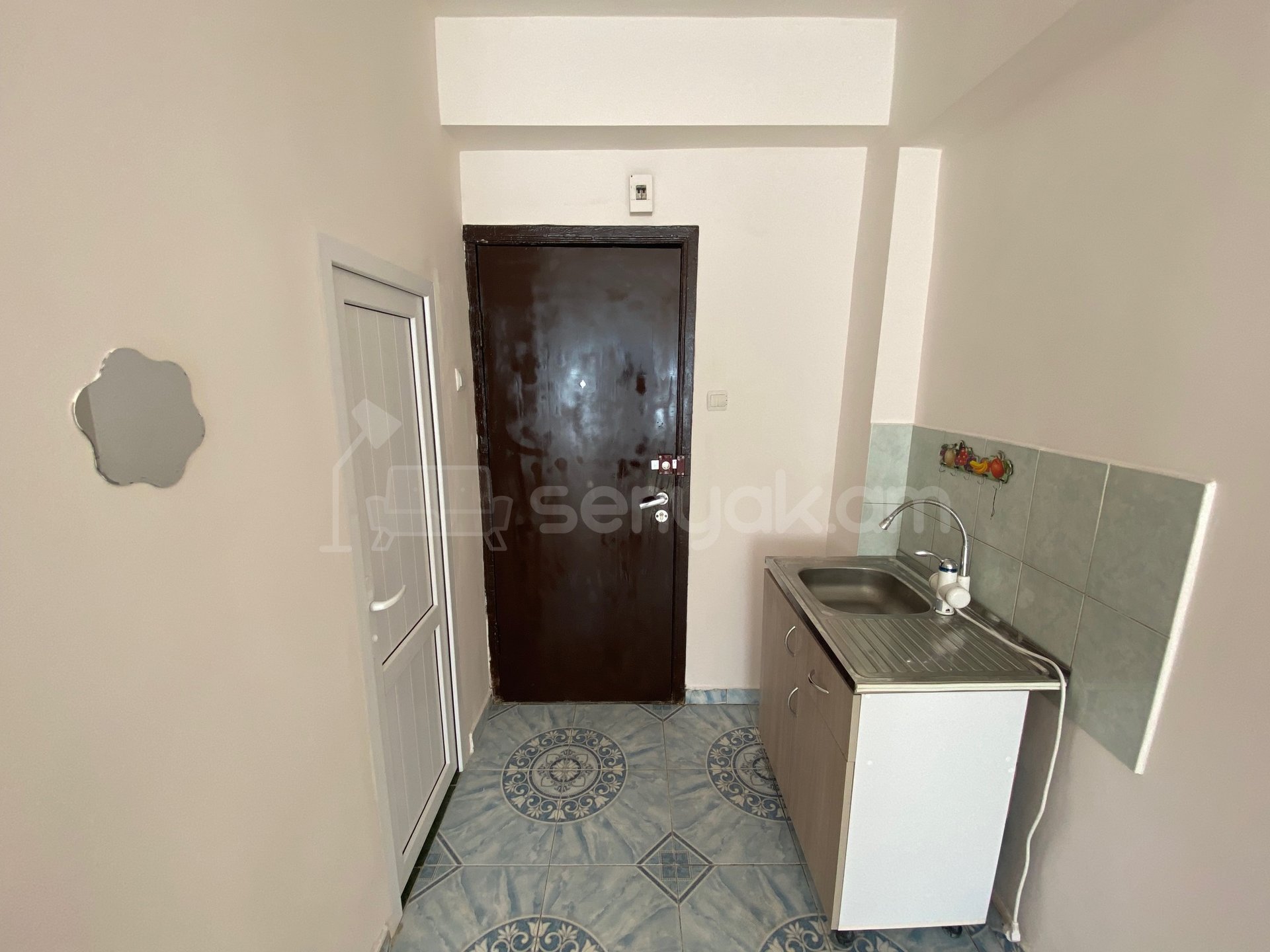 1 Սենյականոց Բնակարան Քարե Շենքում, 18քմ, 4/7 հարկ, Նորմալ Վիճակում, Կահավորված, Արևկող