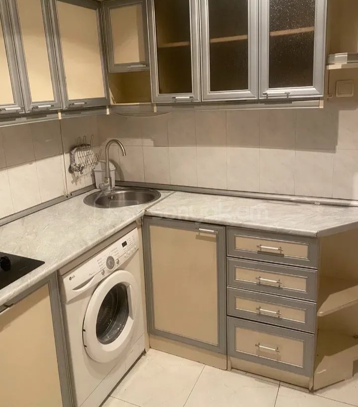 3 Սենյականոց Բնակարան Քարե Շենքում, 64քմ, 4/5 հարկ, Նորմալ Վիճակում, Կահավորված, Արևկող