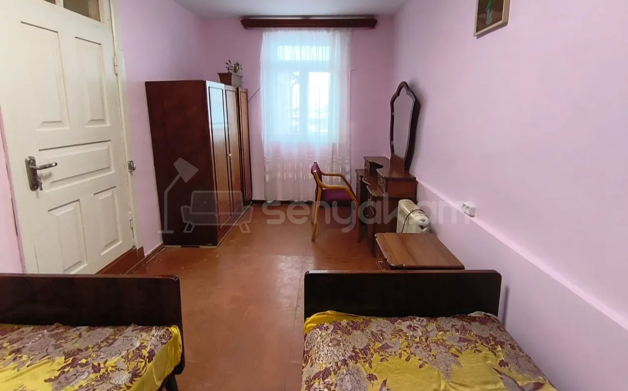 2 Սենյականոց Բնակարան Քարե Շենքում, 56քմ, 1/1 հարկ, Նորմալ Վիճակում, Կահավորված