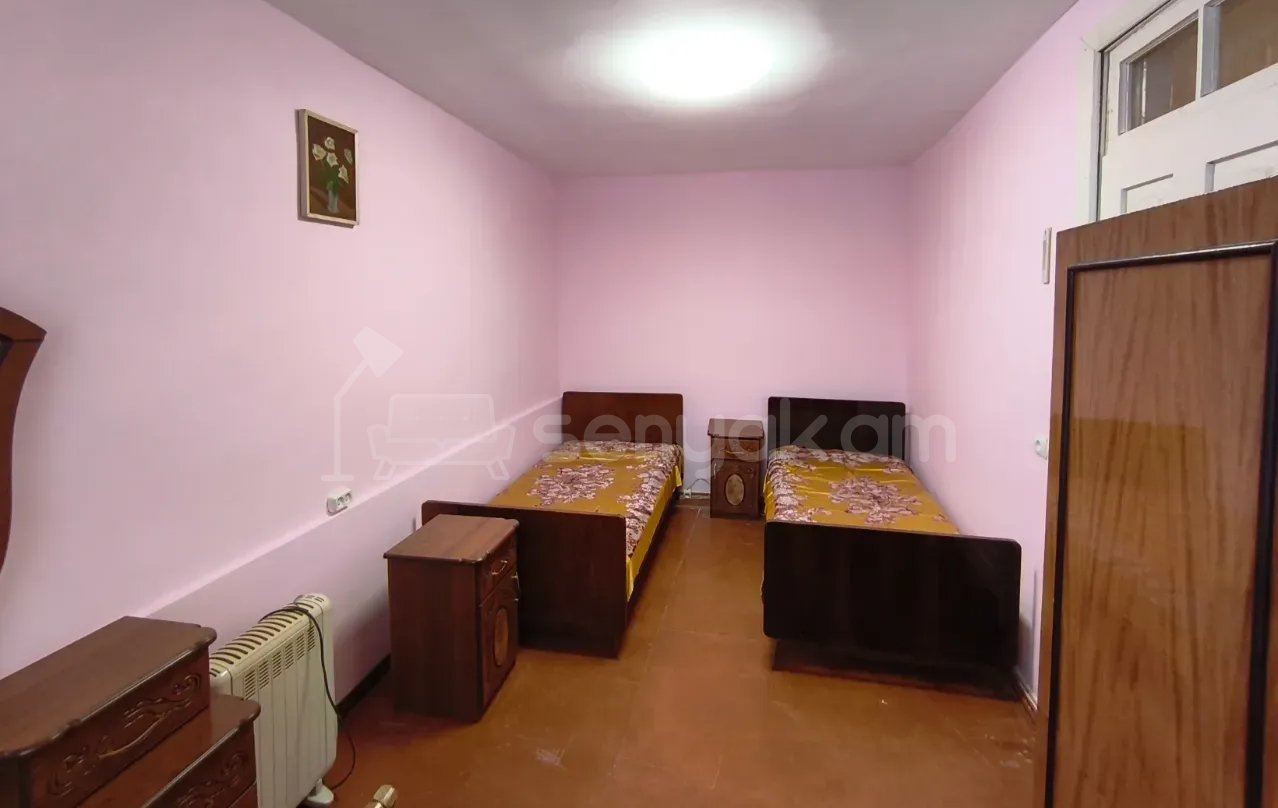 2 Սենյականոց Բնակարան Քարե Շենքում, 56քմ, 1/1 հարկ, Նորմալ Վիճակում, Կահավորված