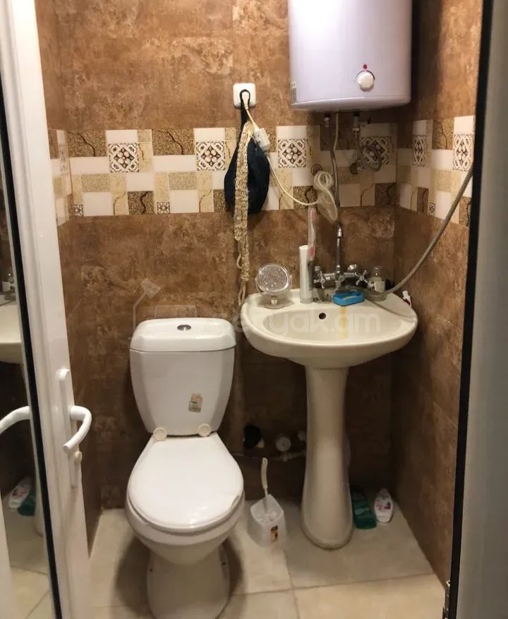 2 Սենյականոց Բնակարան Քարե Շենքում, 50քմ, 1/1 հարկ, Նորմալ Վիճակում, Կահավորված