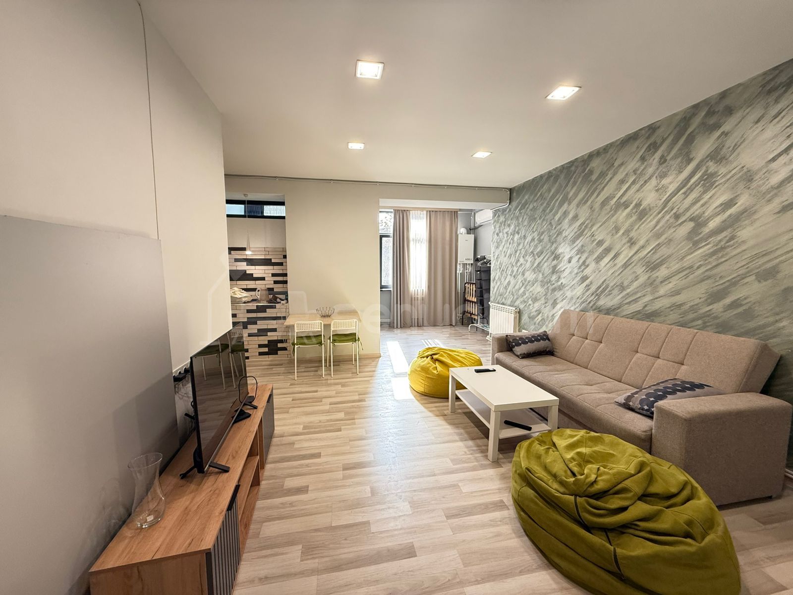 2 Սենյականոց Բնակարան Քարե Շենքում, 50քմ, 2/6 հարկ, Դիզայներական Վերանորոգված, Կահավորված, Արևկող