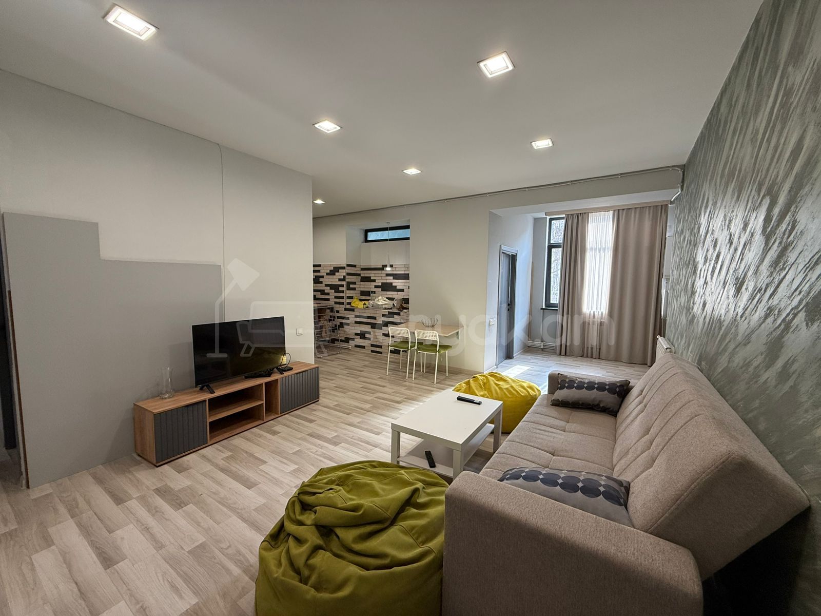 2 Սենյականոց Բնակարան Քարե Շենքում, 50քմ, 2/6 հարկ, Դիզայներական Վերանորոգված, Կահավորված, Արևկող