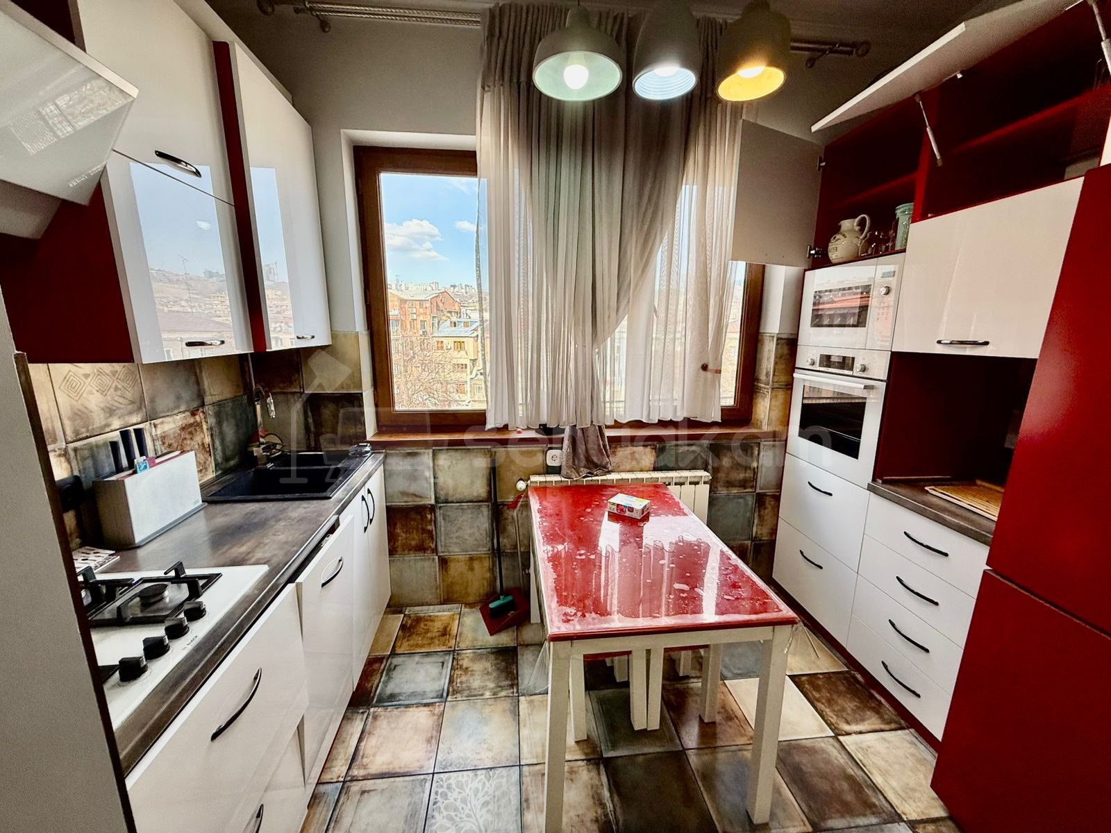 3 Սենյականոց Բնակարան Քարե Շենքում, 90քմ, 5/5 հարկ, Կապիտալ Վերանորոգված, Կահավորված, Արևկող