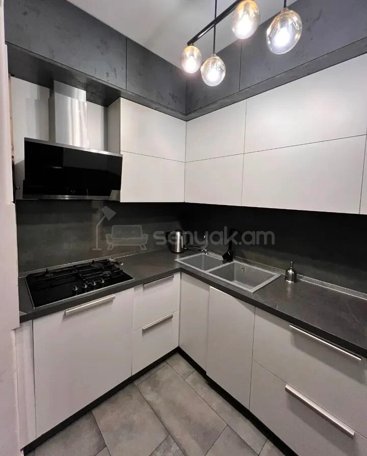 4 Սենյականոց Բնակարան Քարե Շենքում, 98քմ, 2/5 հարկ, Կապիտալ Վերանորոգված