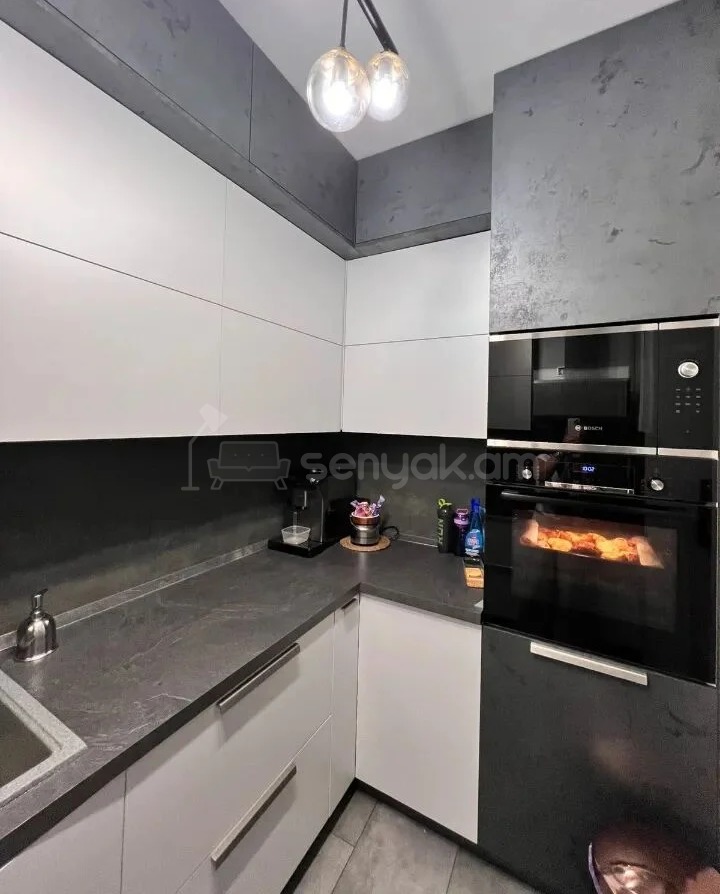 4 Սենյականոց Բնակարան Քարե Շենքում, 98քմ, 2/5 հարկ, Կապիտալ Վերանորոգված