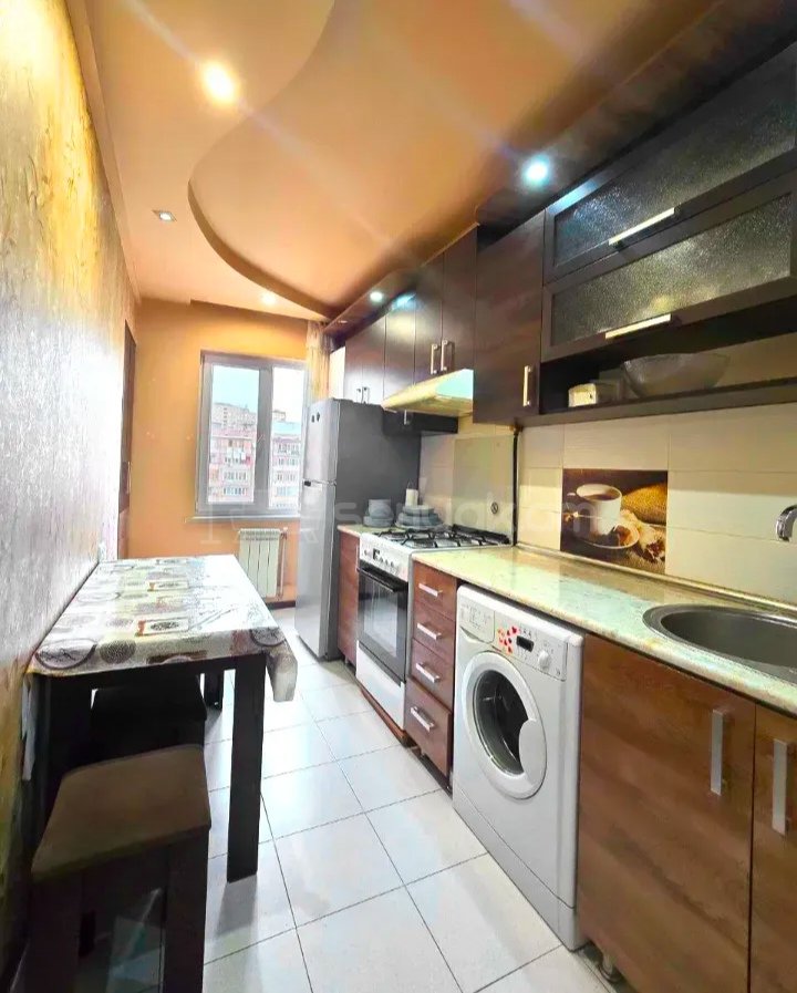 3 Սենյականոց Բնակարան, 80քմ, 8/9 հարկ, Նորմալ Վիճակում, Կահավորված