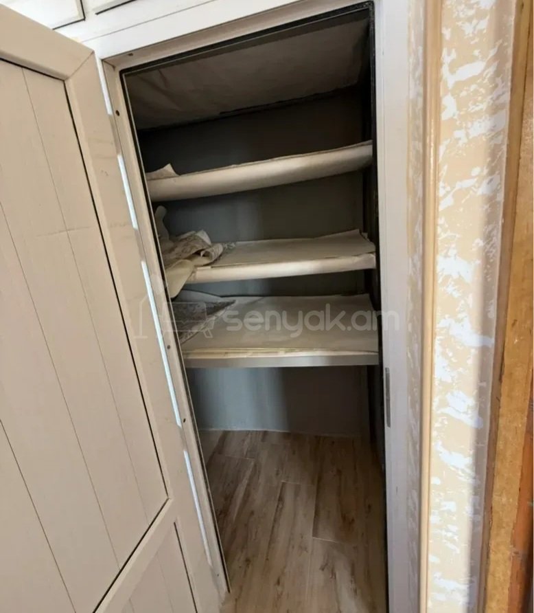 2 Սենյականոց Բնակարան Քարե Շենքում, 61քմ, 4/5 հարկ, Կապիտալ Վերանորոգված, Մասամբ Կահավորված