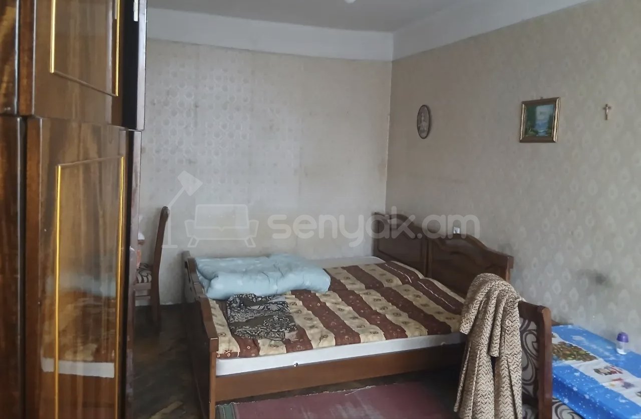 1 Սենյականոց Բնակարան Քարե Շենքում, 45քմ, 3/5 հարկ, Նորմալ Վիճակում, Կահավորված, Արևկող