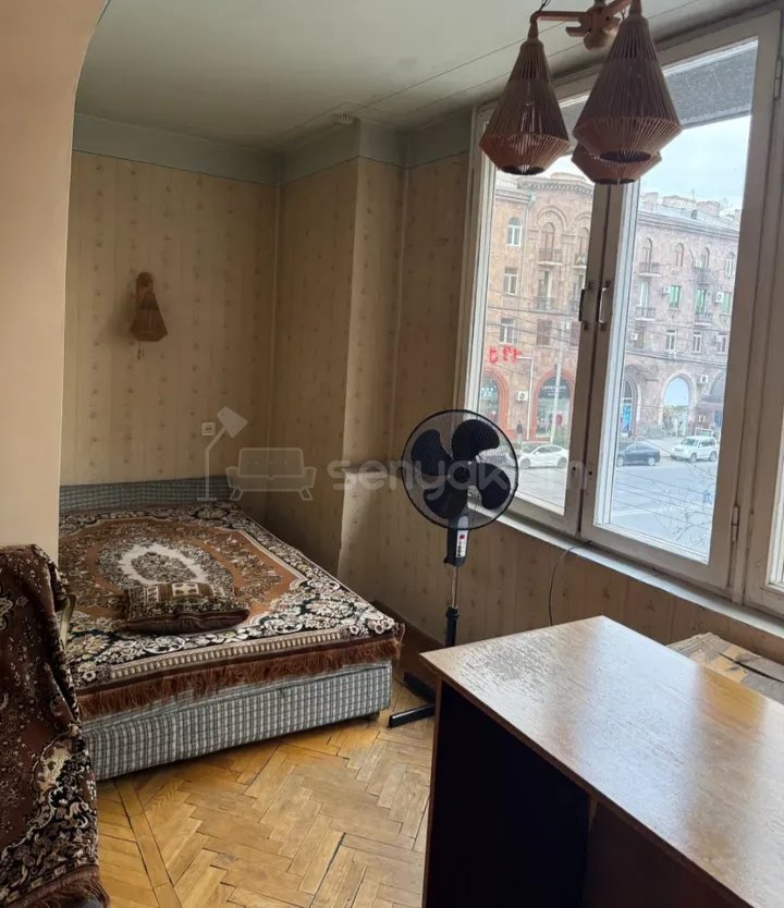 3 Սենյականոց Բնակարան Քարե Շենքում, 56քմ, 2/4 հարկ, Նորմալ Վիճակում, Կահավորված