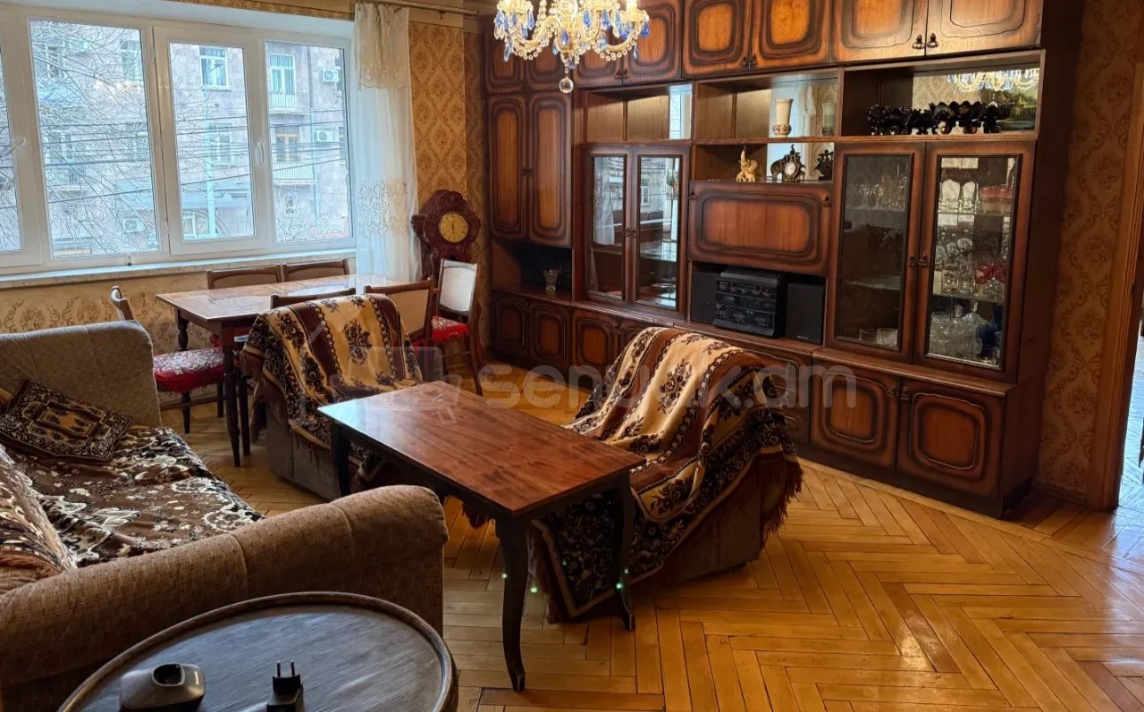 3 Սենյականոց Բնակարան Քարե Շենքում, 56քմ, 2/4 հարկ, Նորմալ Վիճակում, Կահավորված