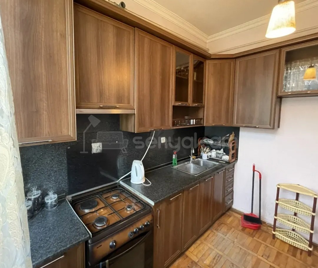 2 Սենյականոց Բնակարան Քարե Շենքում, 50քմ, 2/4 հարկ, Նորմալ Վիճակում, Կահավորված, Արևկող