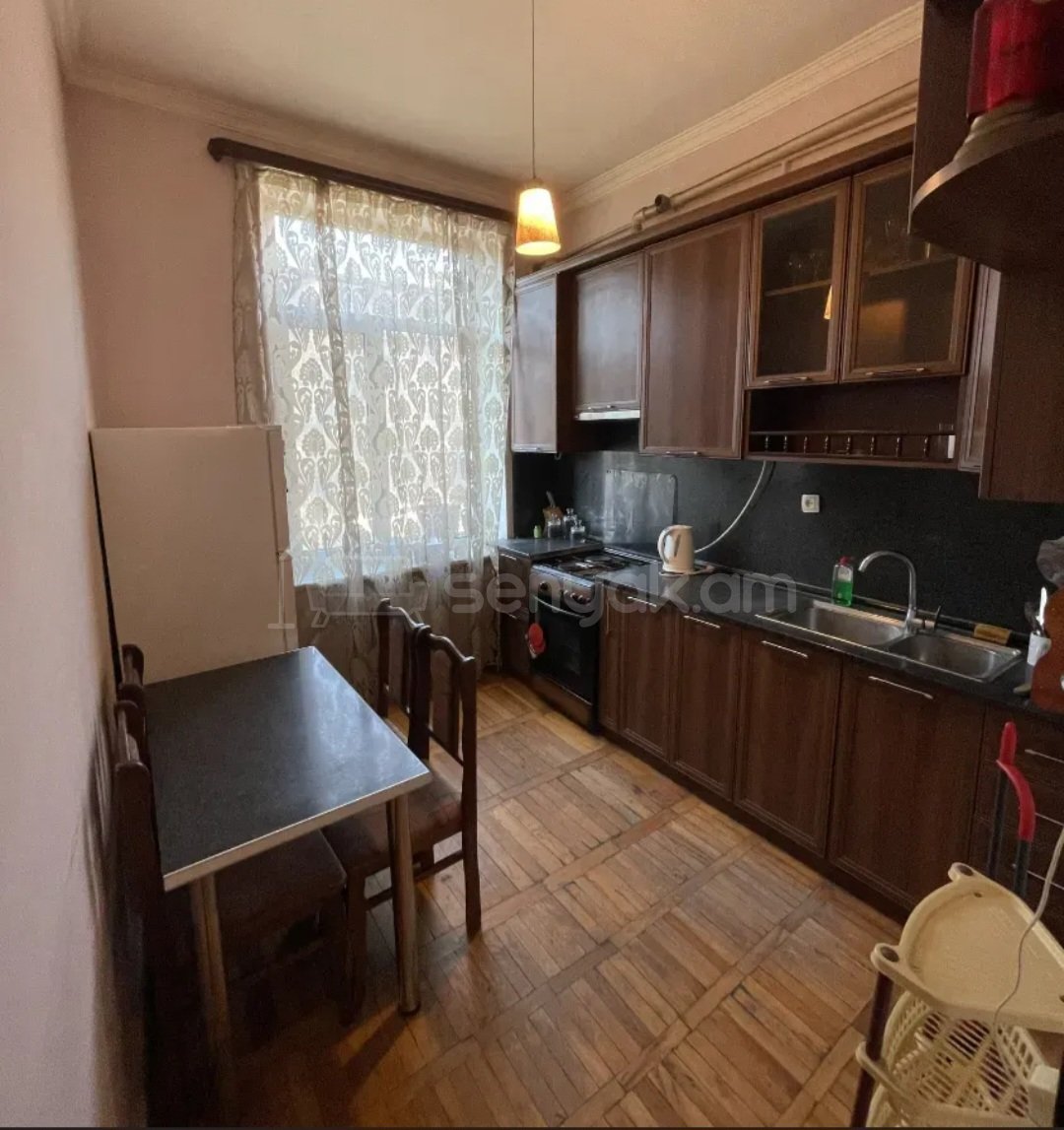 2 Սենյականոց Բնակարան Քարե Շենքում, 50քմ, 2/4 հարկ, Նորմալ Վիճակում, Կահավորված, Արևկող