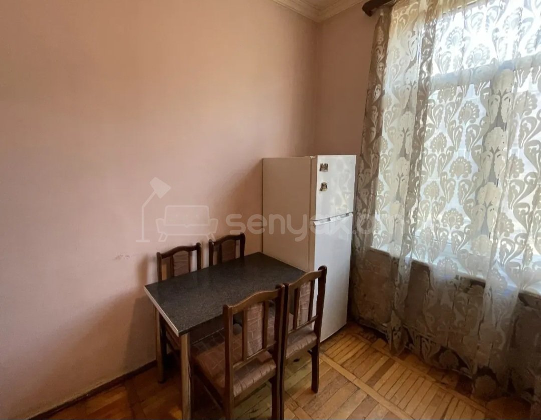 2 Սենյականոց Բնակարան Քարե Շենքում, 50քմ, 2/4 հարկ, Նորմալ Վիճակում, Կահավորված, Արևկող