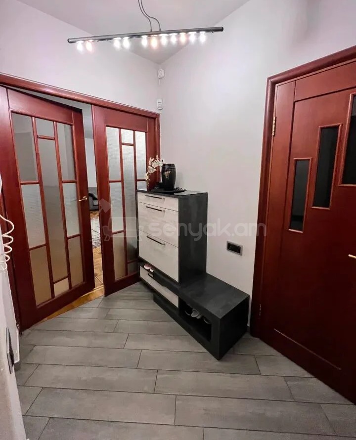 4 Սենյականոց Բնակարան Քարե Շենքում, 98քմ, 2/5 հարկ, Կապիտալ Վերանորոգված