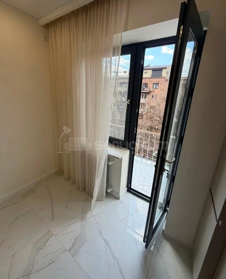 2 Սենյականոց Բնակարան Քարե Շենքում, 60քմ, 3/5 հարկ, Կապիտալ Վերանորոգված