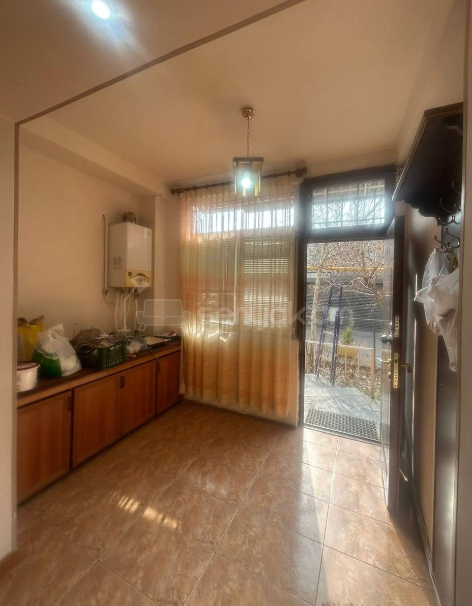 3 Սենյականոց Բնակարան Քարե Շենքում, 80քմ, 1/5 հարկ, Կապիտալ Վերանորոգված, Կահավորված, Արևկող