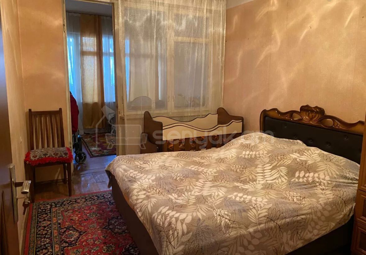 3 Սենյականոց Բնակարան Քարե Շենքում, 105քմ, 1/5 հարկ, Նորմալ Վիճակում